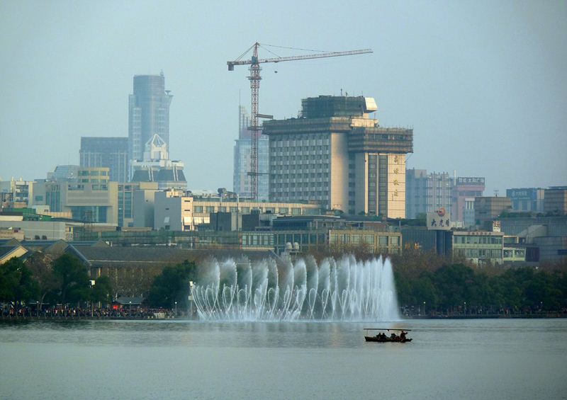 從白隄拍湖滨音乐喷泉